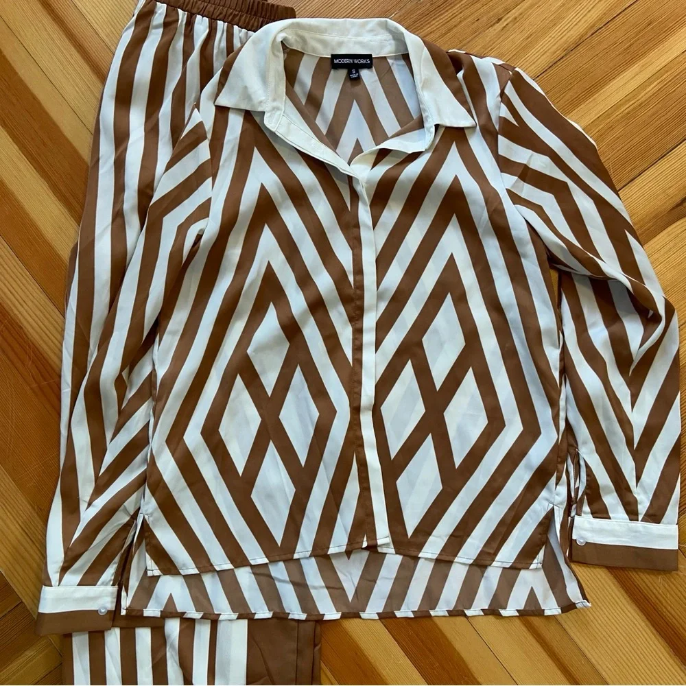 Elegant Brown and White Satin Pant Set - Picture 2 of 3